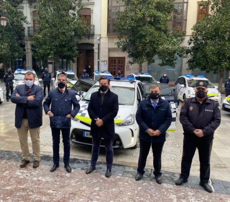 ©Ayto.Granada: El Ayuntamiento dota a la Polica Local de 12  nuevos vehculos hbridos, tres de ellos con desfibrilador 